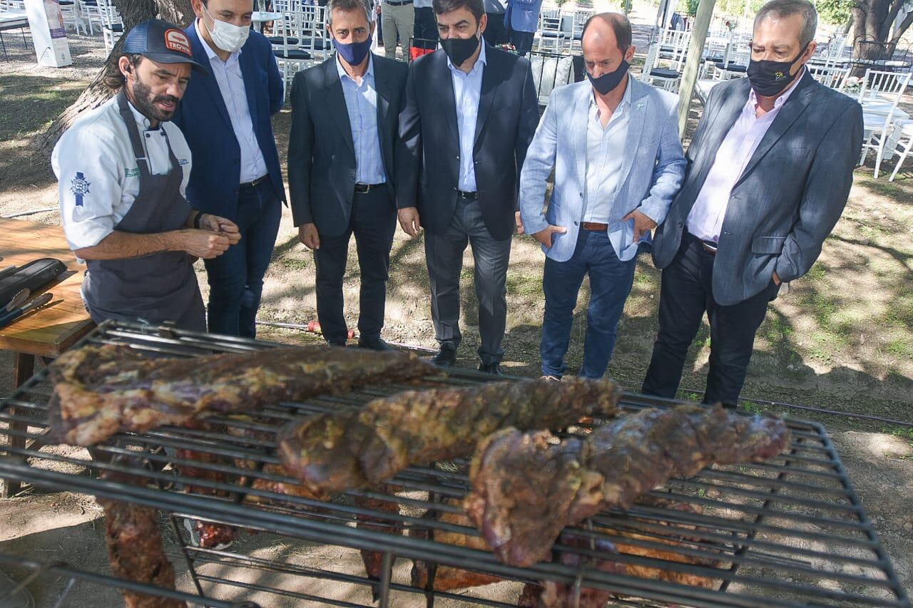 El chef Nicolás Bedorrou, junto a García Zalazar, Bragagnolo, De Marchi, Soto y Ruiz.