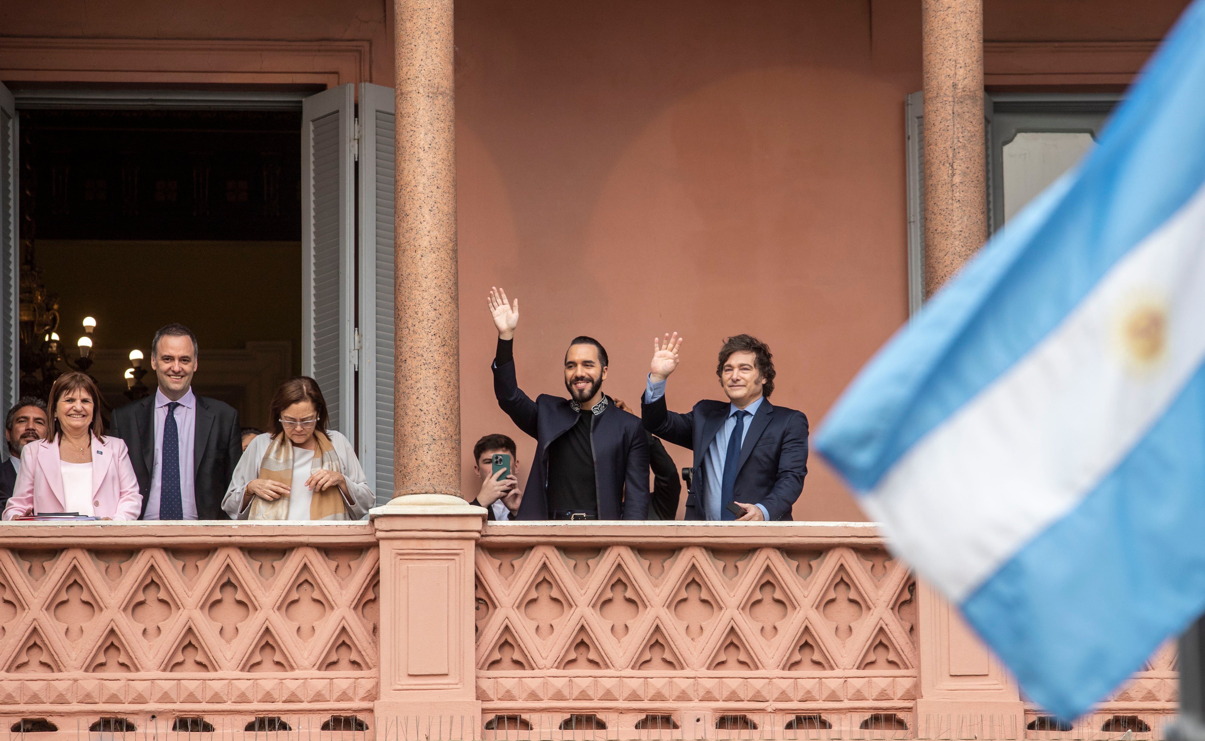 El presidente Javier Milei recibió esta tarde en Casa Rosada a su par de El Salvador, Nayib Bukele, con quien mantenía una audiencia para tratar la cooperación entre ambos países en temas como "energía, comercio y 
seguridad". Foto: (IMG) / NA