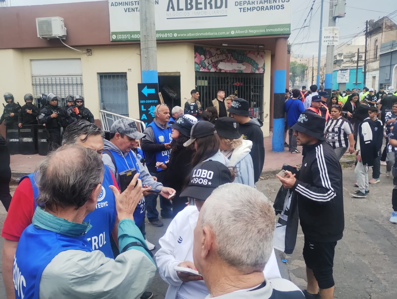 Más de 5000 hinchas del Lobo coparon la provincia de Córdoba. Impresionante. / Los Andes.