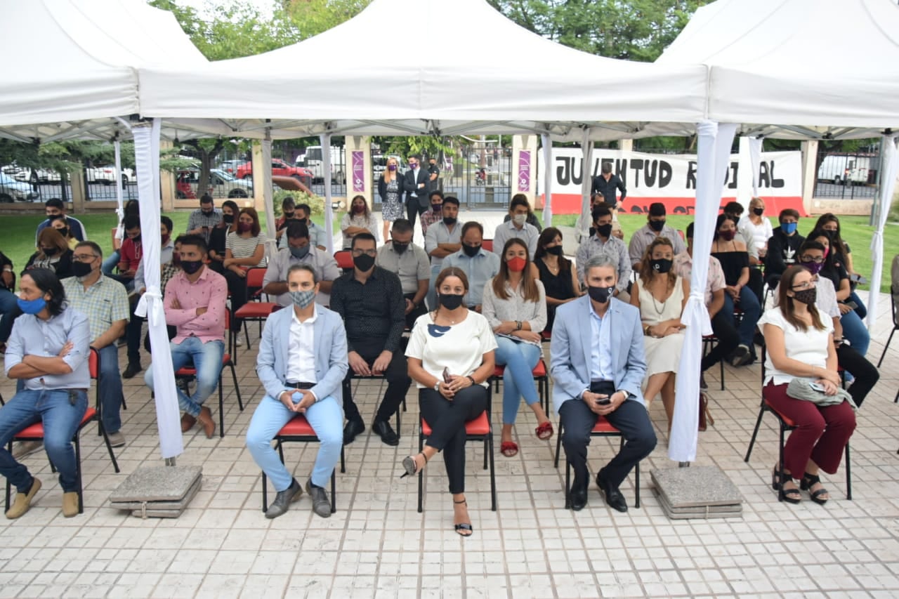 Algunos funcionarios no ingresaron al recinto respetando el protocolo COVID y escuchando el discurso a través de una proyección/Municipalidad de Godoy Cruz