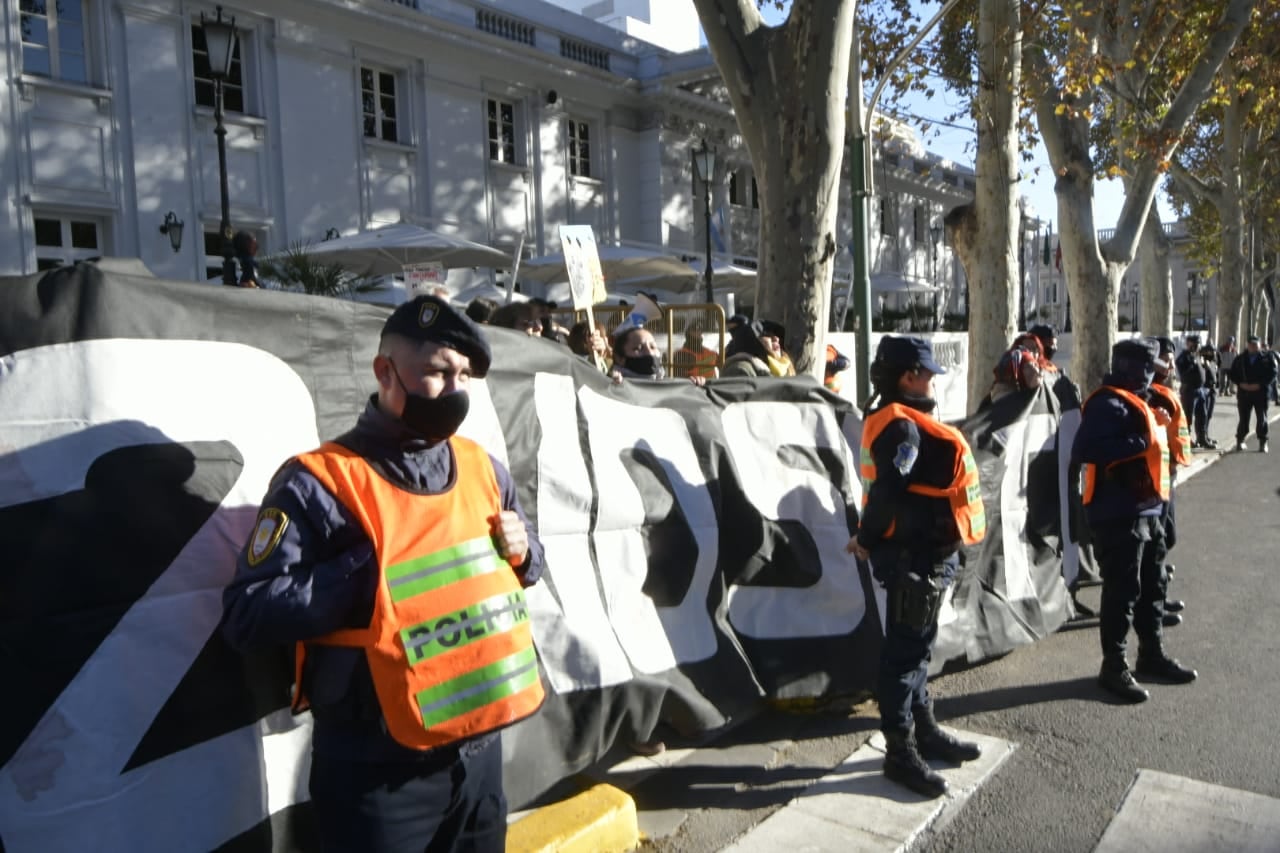 Uocra a favor de la Minería en la puerta del Foro Minero. 17 de mayo de 2022. Foto: Orlando Pelichotti/ Los Andes.