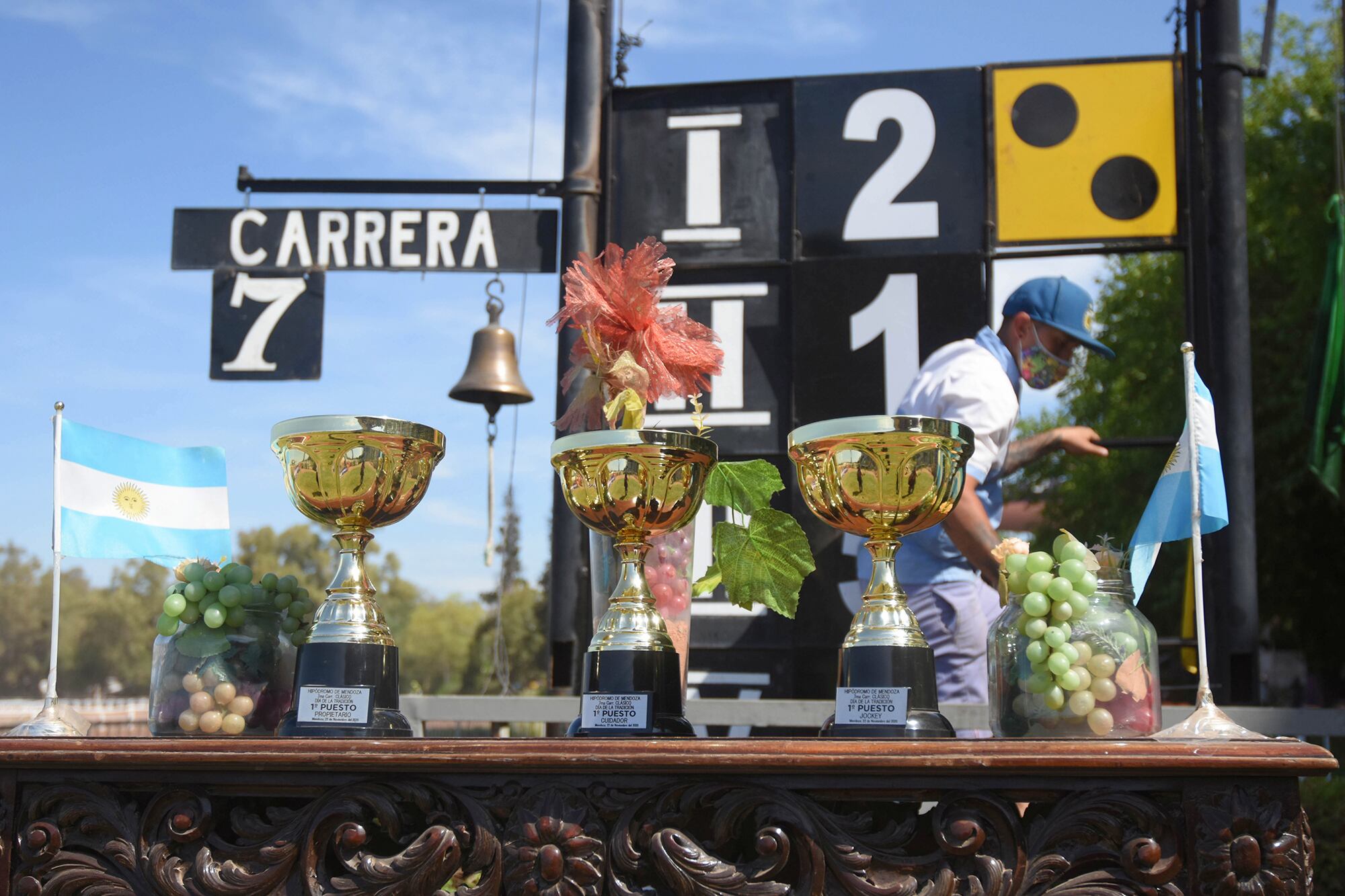 Los trofeos listos para ser entregados.