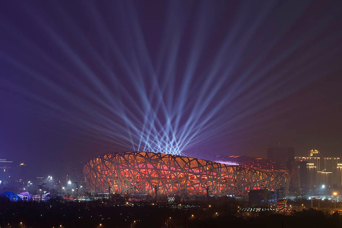 Las luces iluminan el Estadio Nacional, conocido como El Nido en Beijing, China. Foto: AP.