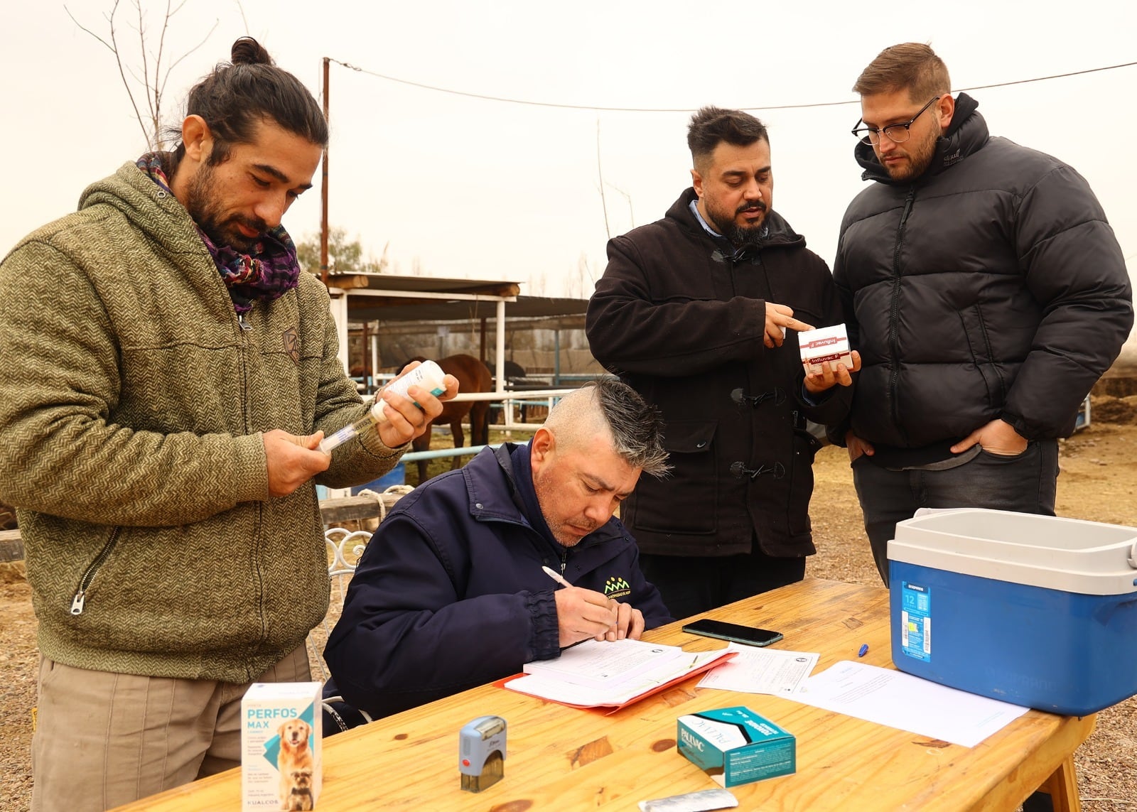 Maipú Municipio entregó a la Asociación PEMPA dosis de diferentes vacunas para que puedan aplicarse a los equinos que se encuentran en la sociedad protectora PEMPA.