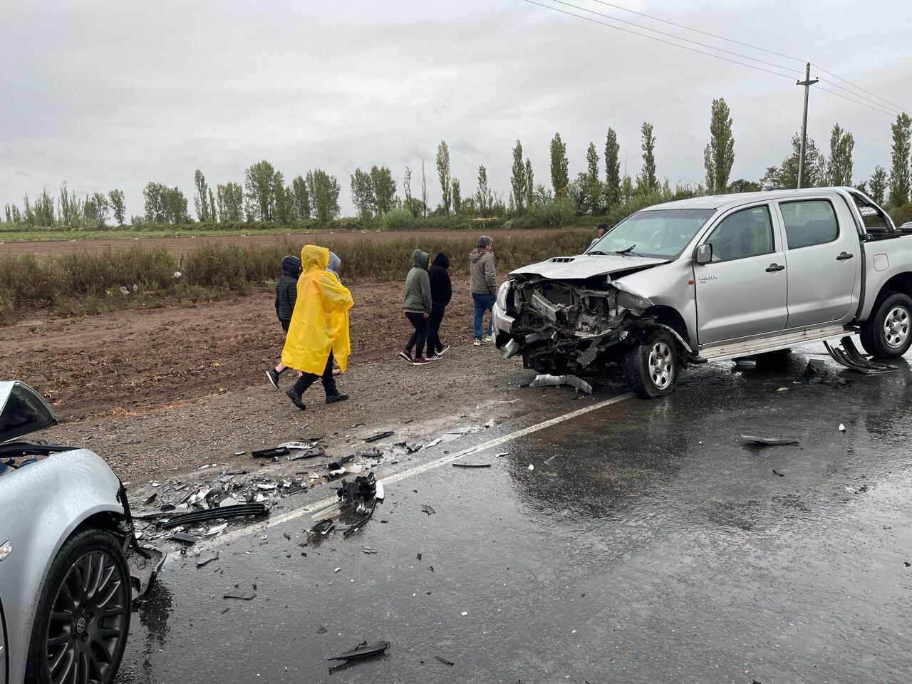 La Hilux y el Bora que protagonizaron el choque frontal. Foto: Gentileza