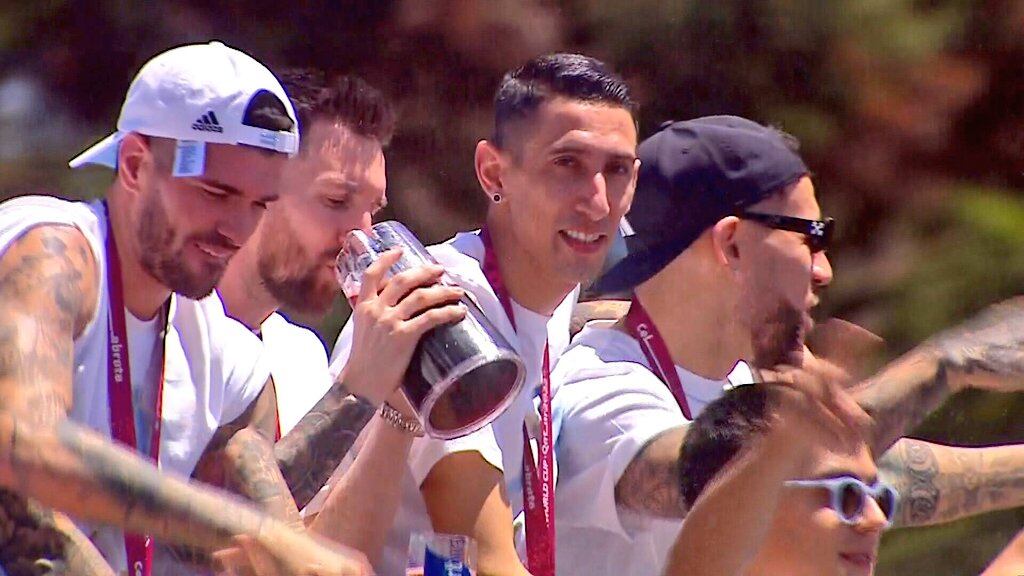 Messi tomando vino a la salida del predio de AFA.