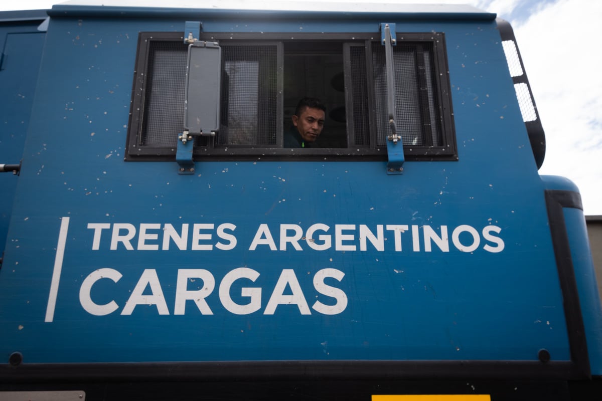 Trenes Argentinos Cargas, Belgrano Cargas
Recorrido del tren de cargas en el tramo que va desde la estación de Capdeville en el departamento de Las Heras hasta la estación de Palmira en San Martín, unos 60km de recorrido. 
Javier Martinez, conductor y maquinista 

Foto: Ignacio Blanco / Los Andes
