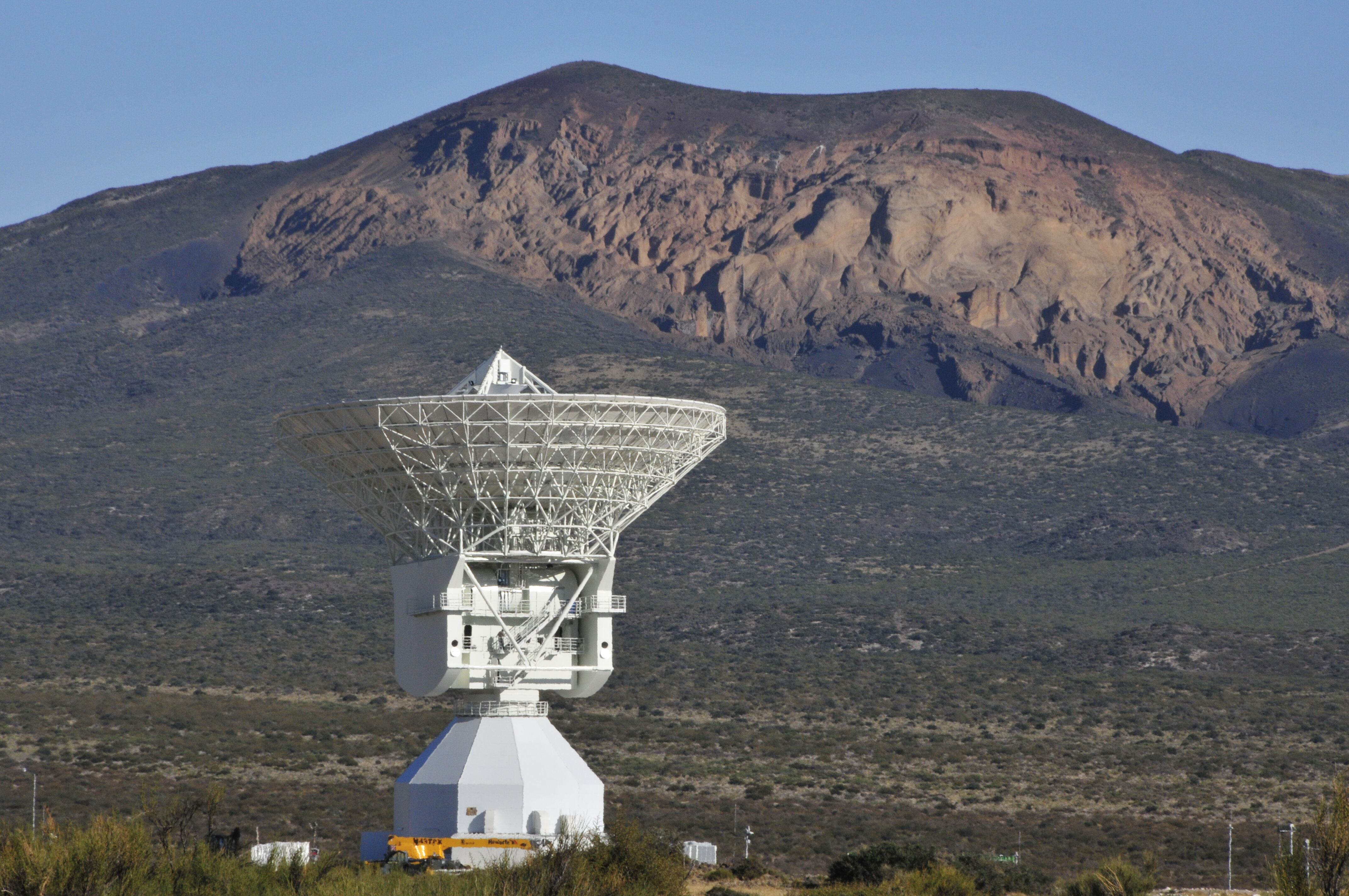 La estructura se ubica en el Parque Provincial de Exploración del Espacio, a unos 35 km al sureste de la ciudad de Malargüe, sobre la ruta 186, entra la ruta 40 y la laguna de Llancanello. 