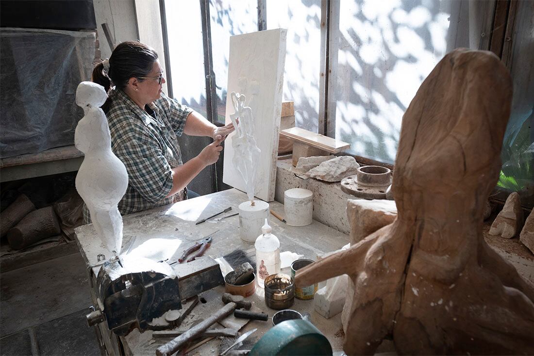  Rebeca Sarelli escultora, en su taller. 

Foto: Ignacio Blanco / Los Andes  