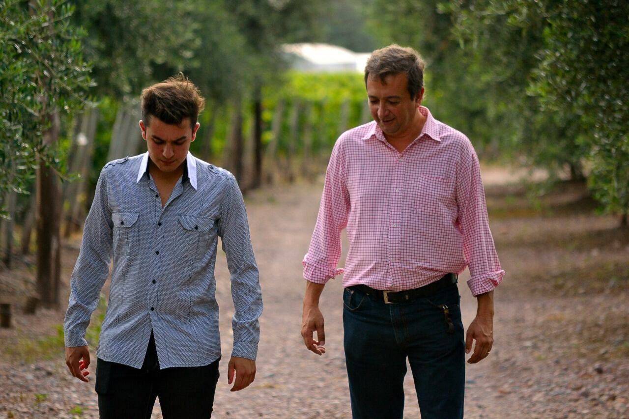 Matías y Sharbel Morcos están al frente de la bodega del Este provincial. - Gentileza