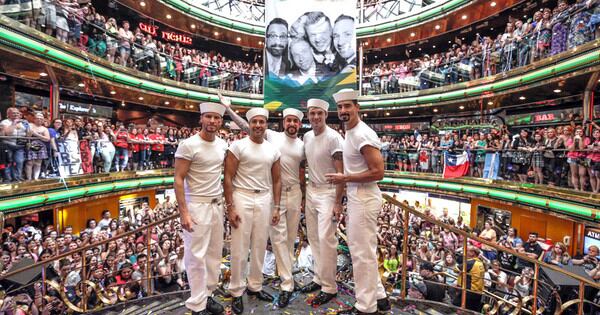 La banda en su crucero lleno de fans