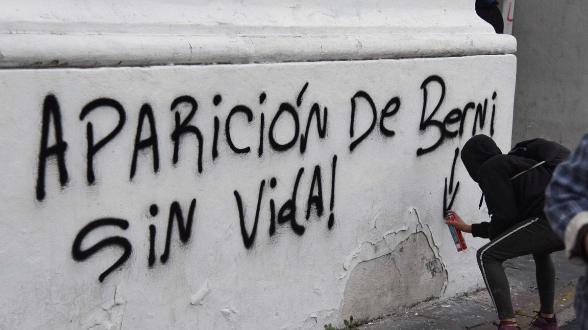 Uno de los manifestantes encapuchado pintando sobre la fachada del Cabildo,  mientras marchaban para pedir justicia por Facundo Astudillo Castro.