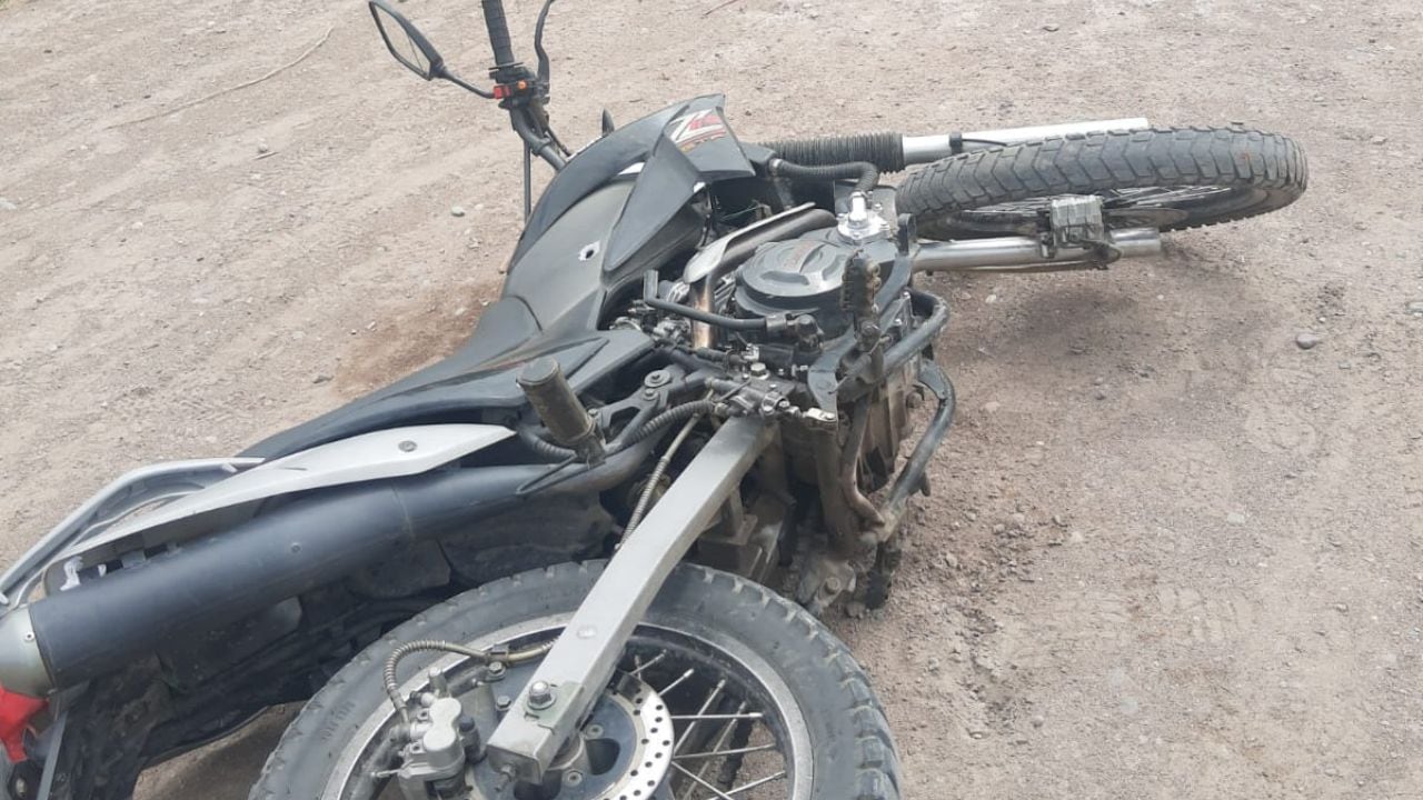 La víctima fatal se dirigía en un moto enduro por calle Victorino de la Plaza, en San Rafael. 