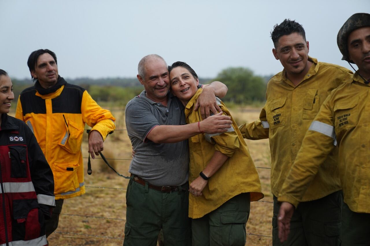 Bomberos celebran la llegada de las lluvias en Corrientes. 