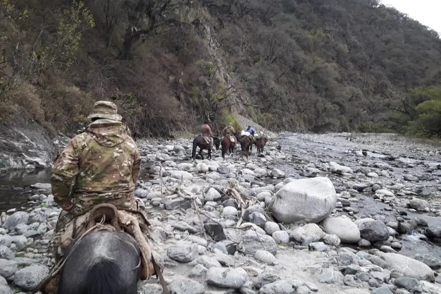 Distribución de urnas y material electoral en zonas de montaña. Foto: Estado Mayor Conjunto