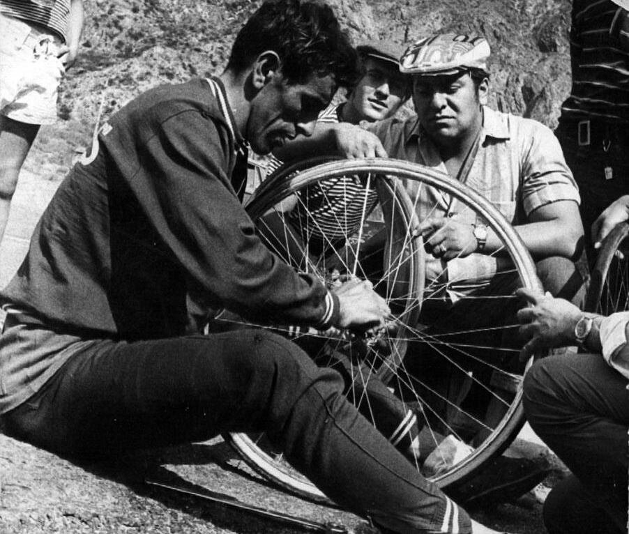 Poniendo a punto la bicicleta durante una de las competiciones.