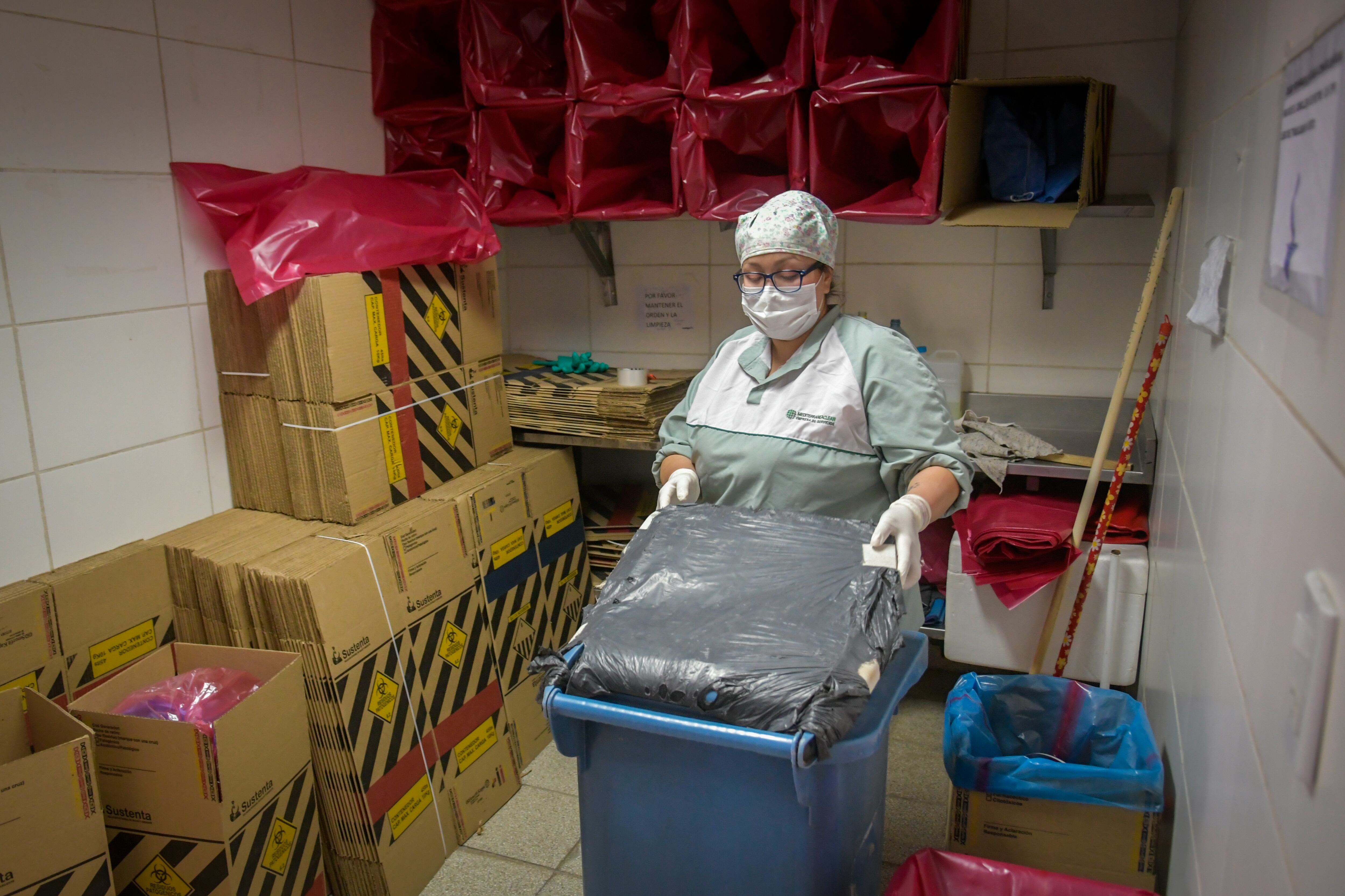 María trabaja en la Zona de Residuos Patológicos. El orden y limpieza es fundamental para cuidar a nuestros pacientes y al personal de la salud, asegura sin despegar la mirada de la bolsa.