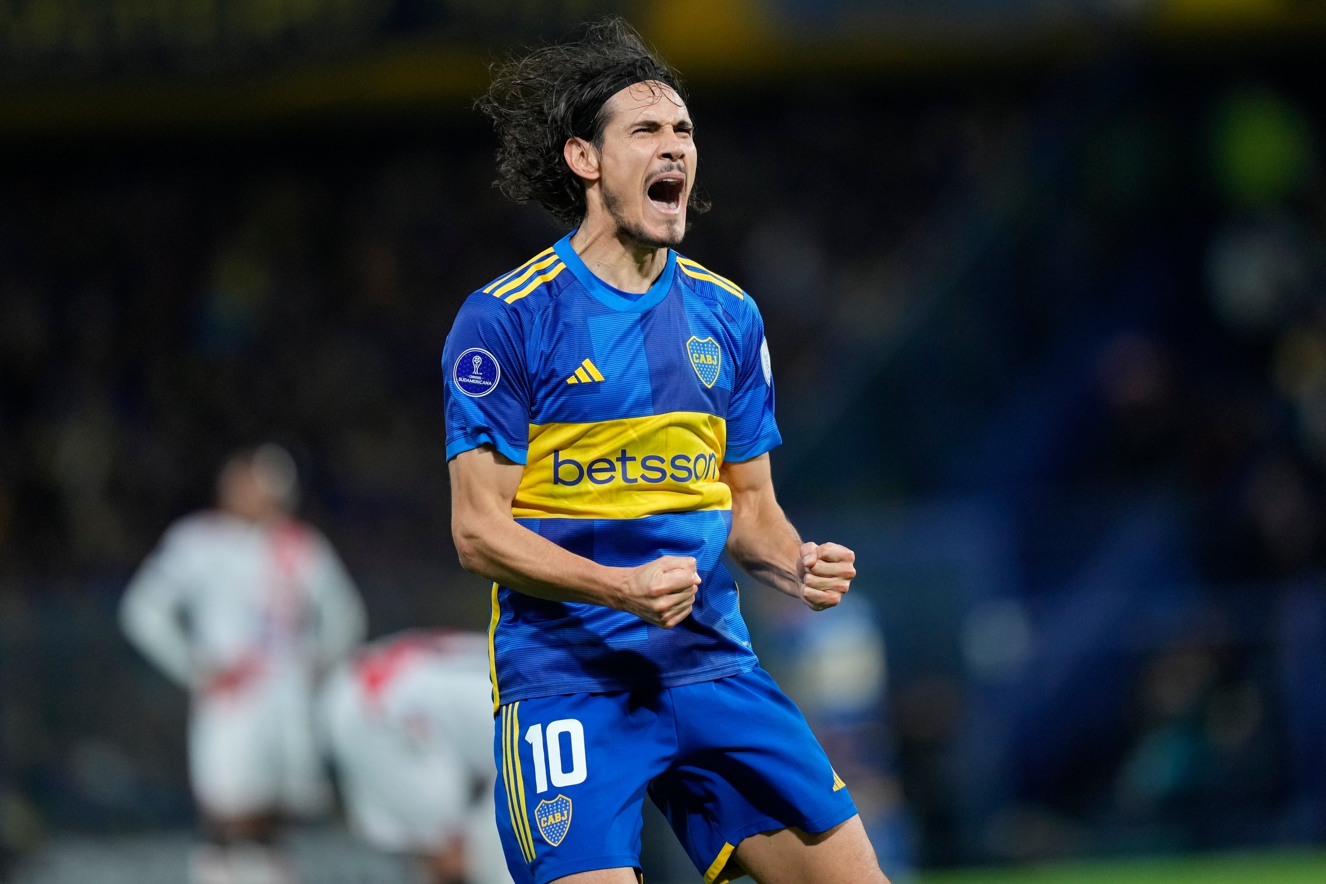 Edinson Cavani, delantero uruguayo de Boca Juniors, celebra después de marcar el segundo gol de su equipo en contra de Nacional Potosi, de Bolivia, durante el partido del Grupo D de la Copa Sudamericana, en el estadio La Bombonera, en Buenos Aires, Argentina. el miércoles 29 de mayo de 2024. Cavani renunció a la selección uruguaya a 20 días para el inicio de la Copa América, el jueves 30 de mayo de 2024 en un mensaje publicado en Instagram. (AP Foto/Natacha Pisarenko)