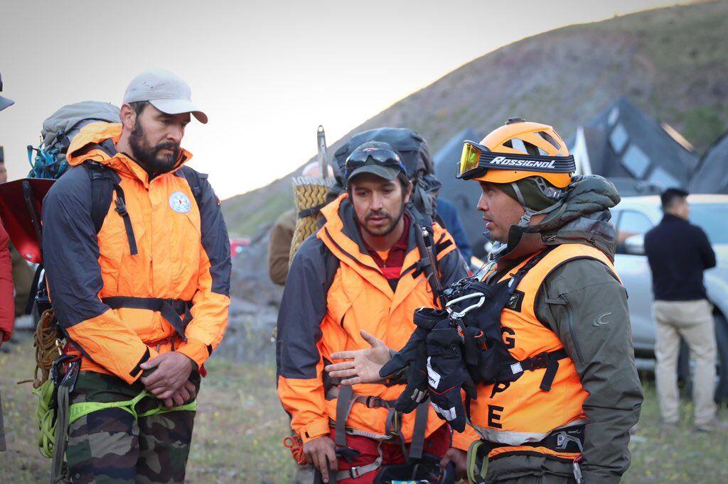 Comenzó el operativo para bajar los cuerpos de los argentinos. Foto: Carabineros de Chile