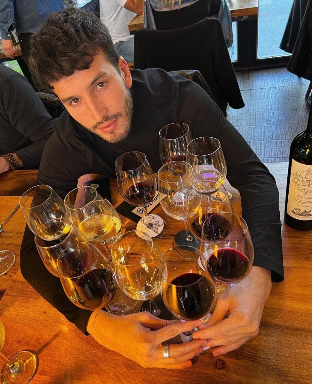 Sebastián Yatra hizo la previa a su show en un restaurante de Maipú.