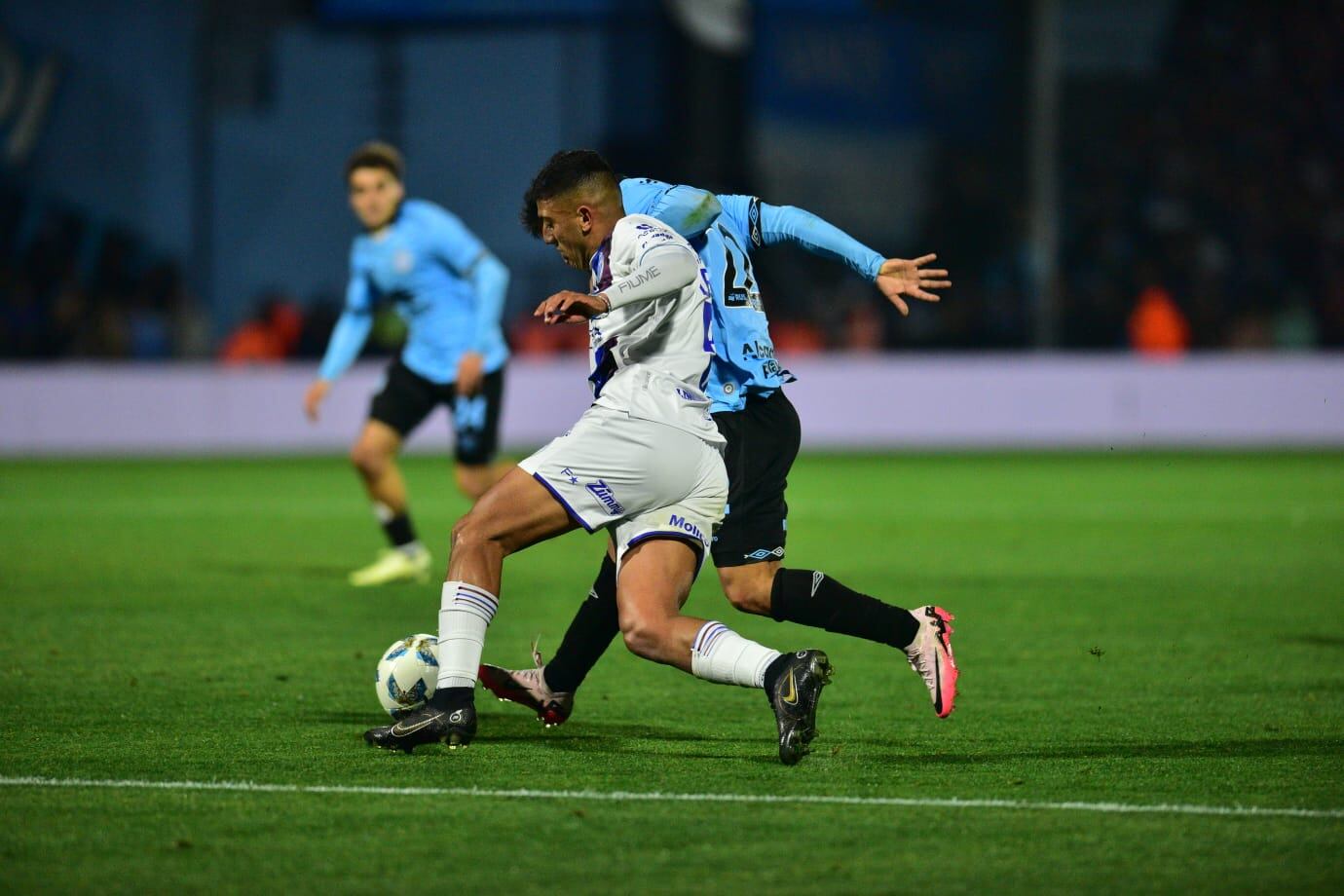 Festejo de su gol de Juan Barinaga, quien arcó el 1-0 parcial de Belgrano ante Godoy Cruz en Alberdi. (Javier Ferreyra / La Voz)