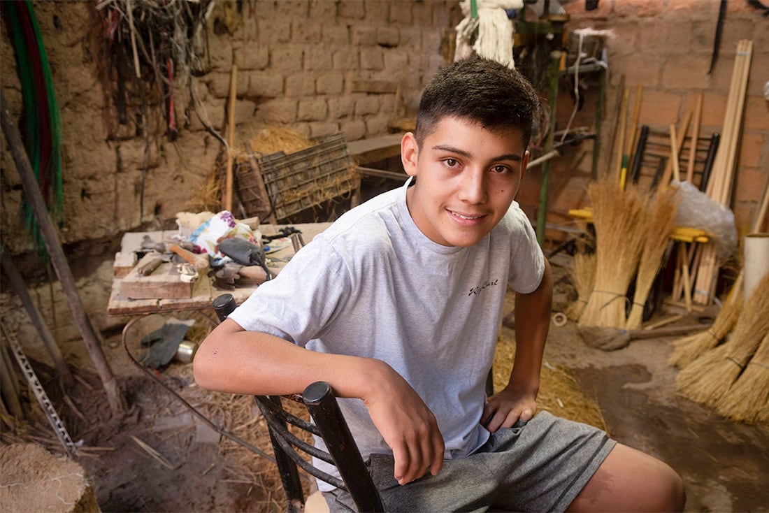 Además de ser un excelente alumno de secundaria, Esteban Brizuela vende las escobas que fabrica con su abuelo. Foto: Ignacio Blanco / Los Andes 