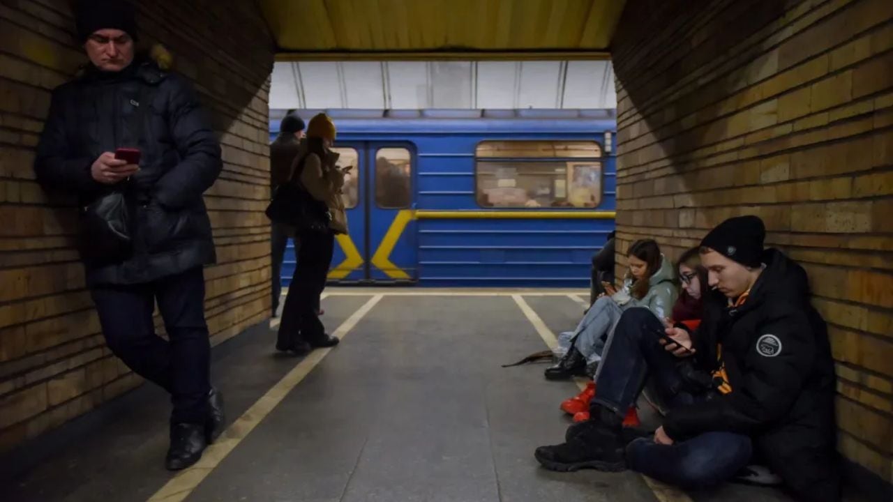 Gente refugiada en el metro de Kiev. EFE/EPA/Oleg Petrasyuk