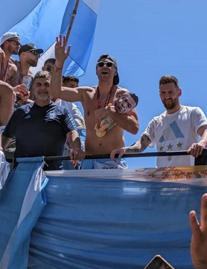 El arquero argentino festejo el triunfo de la Copa del Mundo con un muñeco en sus manos. Foto: Twitter