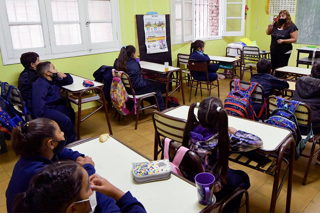 En Mendoza bajó la cantidad de alumnos en condición crítica en lectura en todos los niveles y gestiones
En la foto, la Escuela 1 -098 Carmen Ponce de Videla  de Mendoza, Tercer Grado, con la Señorita Vanesa Sosa
Foto: Orlando Pelichotti / Los Andes