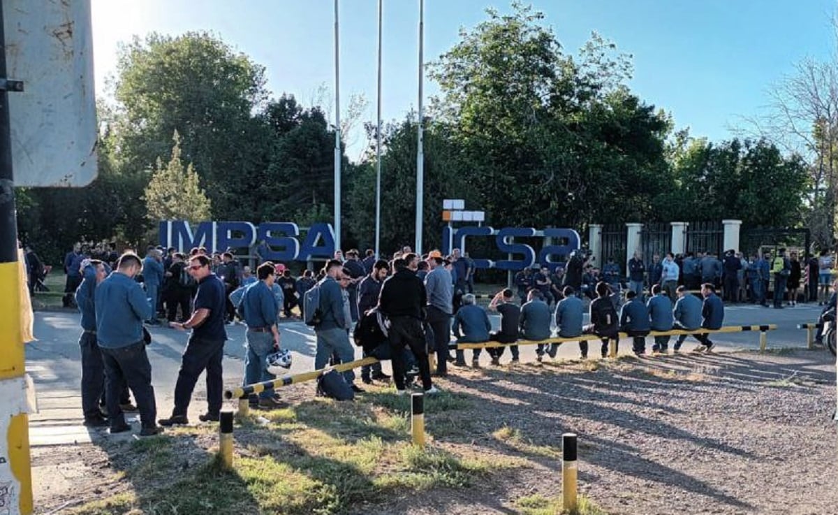 Protesta de trabajadores de Impsa (X @LautaroJimenezB)