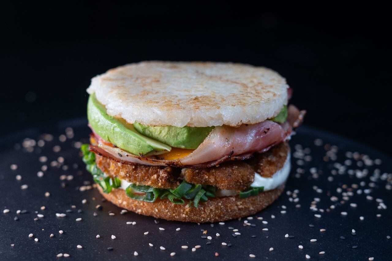 Ubicado en la calle San Lorenzo al 348 de Ciudad de Mendoza, Blend Sushi Burger es un restó bar que combina dos mundos gastronómicos totalmente opuestos, el oriental con la comida rápida.