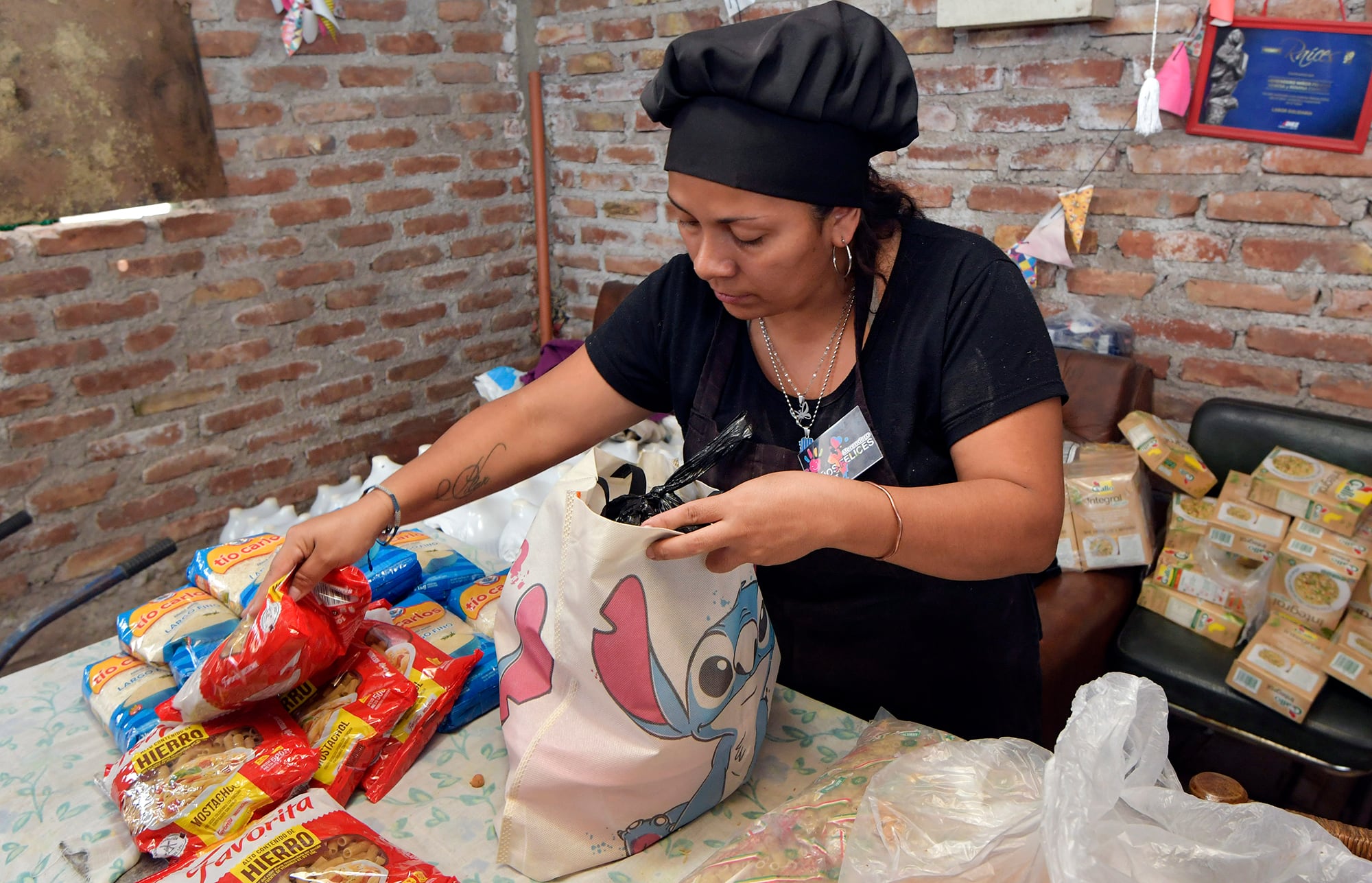 Almuerzo en el comedor comunitario Niños Felices en el Barrio Sol y Sierra de Godoy Cruz
