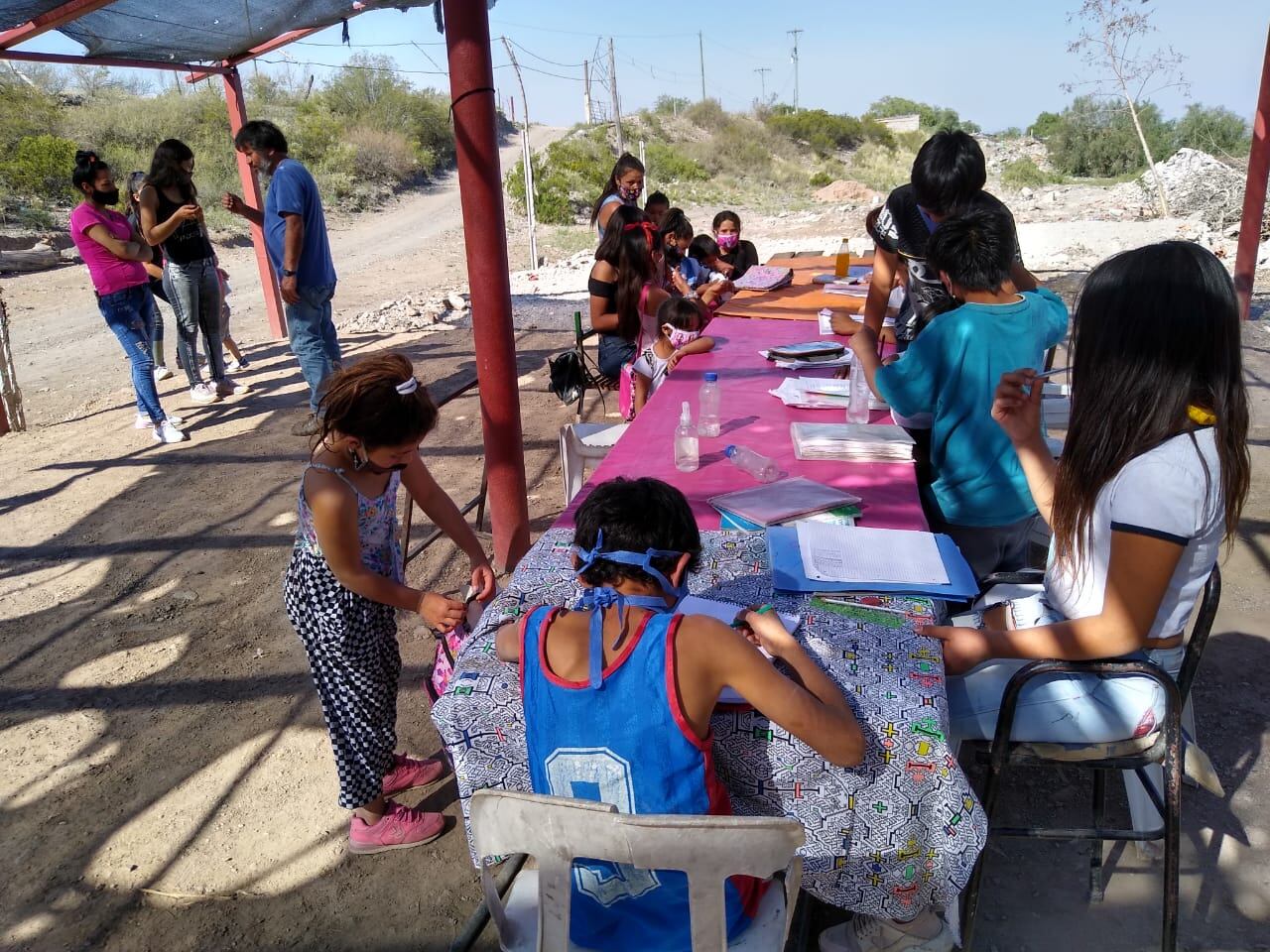 Varios chicos se reúnen en el Barrio La Favorita para recibir apoyo escolar de estas tres amigas.