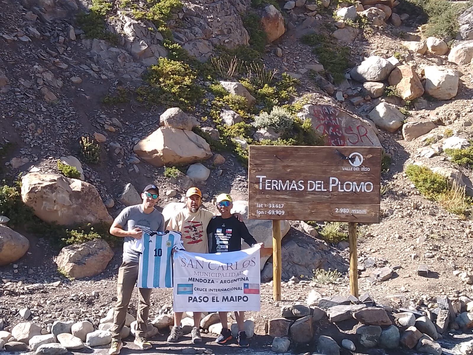 José, además de un gran apoyo familiar contó con el respaldo incondicional de sus amigos, hasta llegar a las Termas del Plomo en Chile.