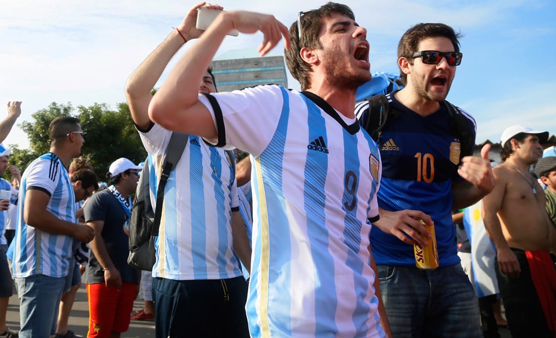 Camiseta permitida. Esta que luce el hincha argentino está bien para usar en Qatar, ya que cubre hombros y torso. / Archivo AP