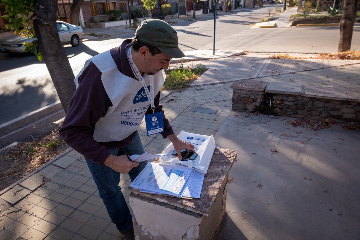 Gabriel ordena los formularios para comenzar el censo. Foto: Ignacio Blanco / Los Andes 