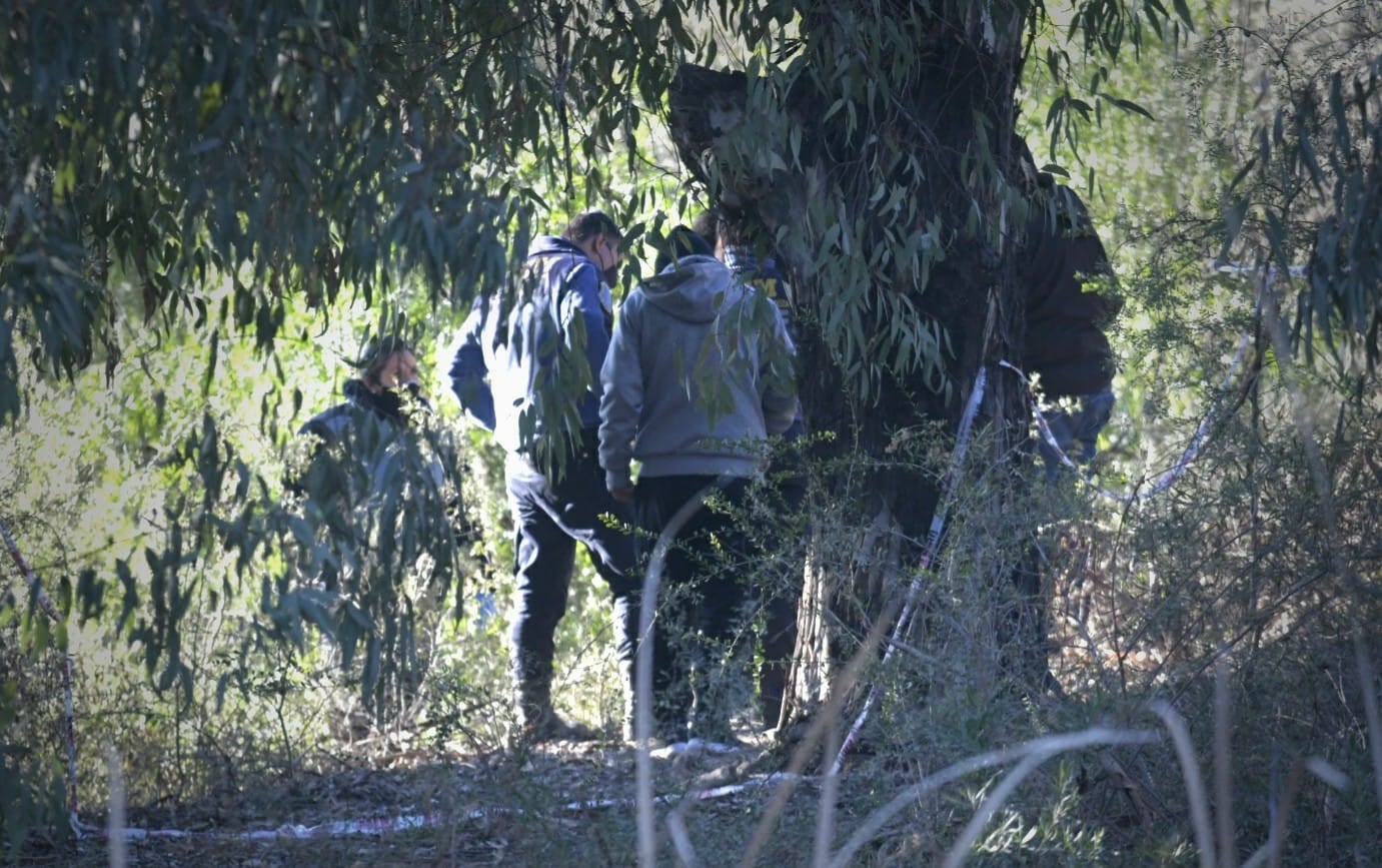 El cadáver de la mujer fue encontrado en las inmediaciones del Barrio 31 de Mayo, detrás del Barrio Kilimanjaro. Foto: Orlando Pelichotti / Los Andes.