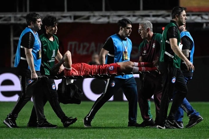 Asi fue retirado del campo de juego Luciano "Chech"Sánchez. / Gentileza.