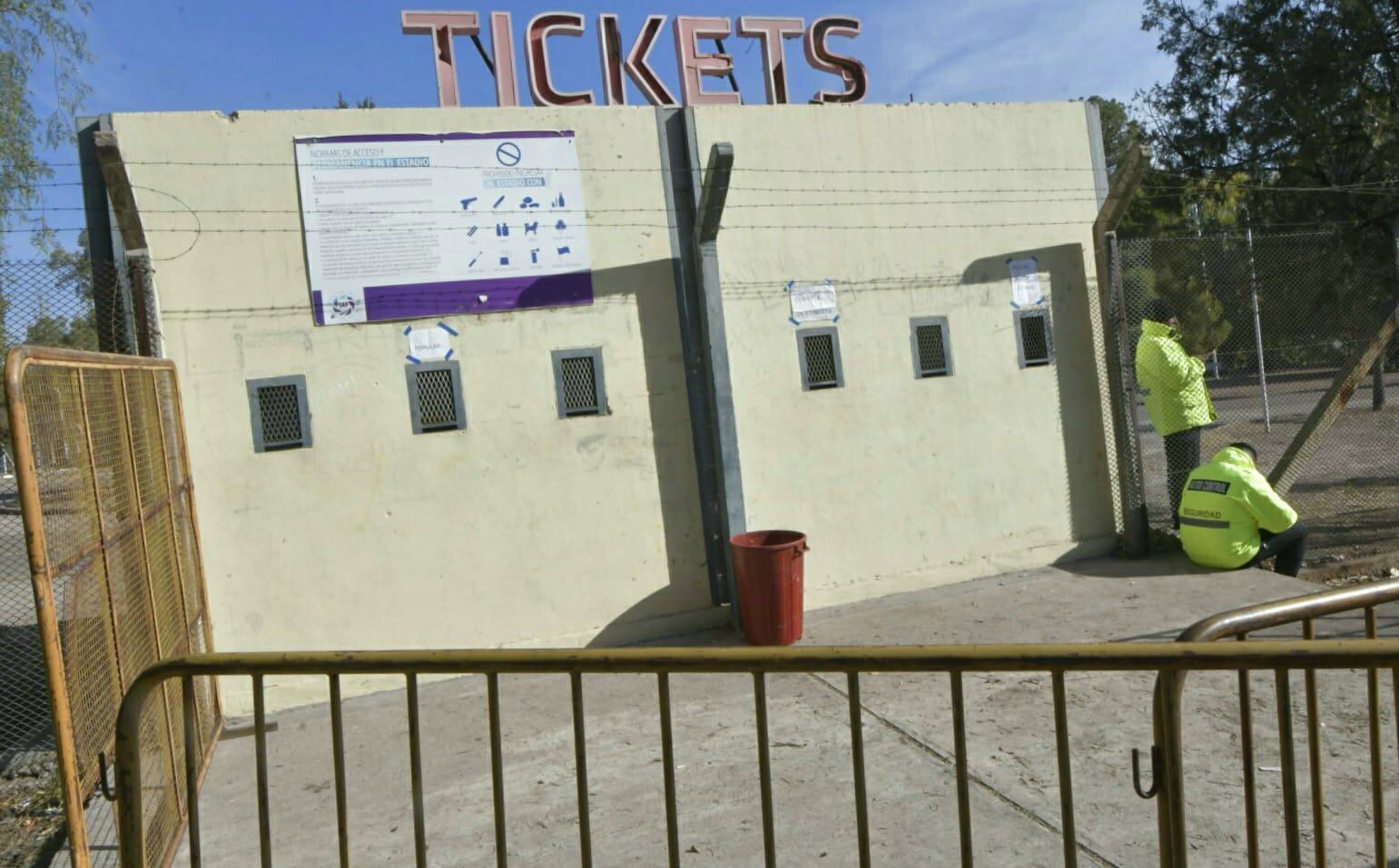 Muy poca presencia de hinchas de Boca durante la mañana del miércoles en el segundo día de venta de entradas. / Orlando Pelichotti