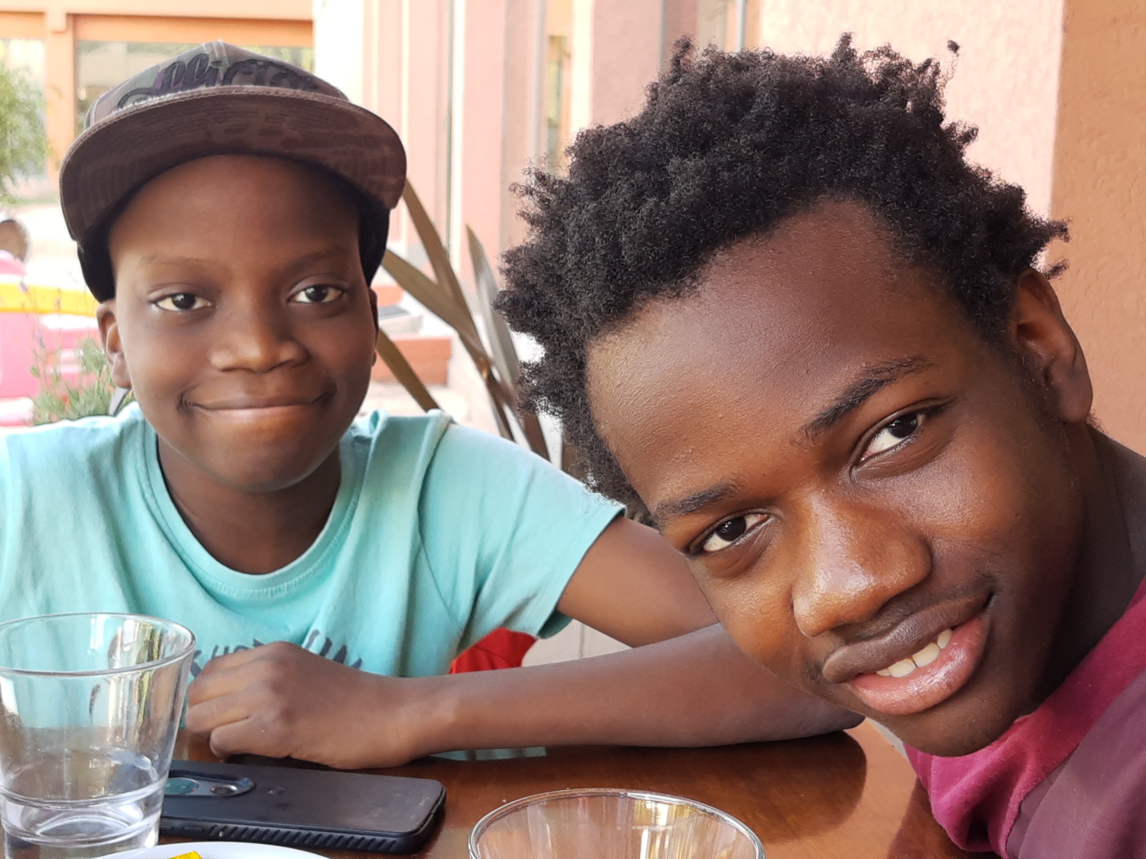 Así están hoy Mackenson y Emmanuel, los hijos que adoptó el gestor cultural Daniel Rueda. Foto: Gentileza Daniel Rueda.