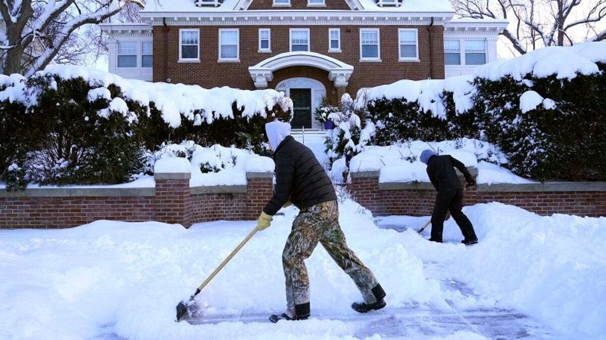 Las tormentas de nieve en Estados Unidos azotan al país y muchas zonas sin luz.