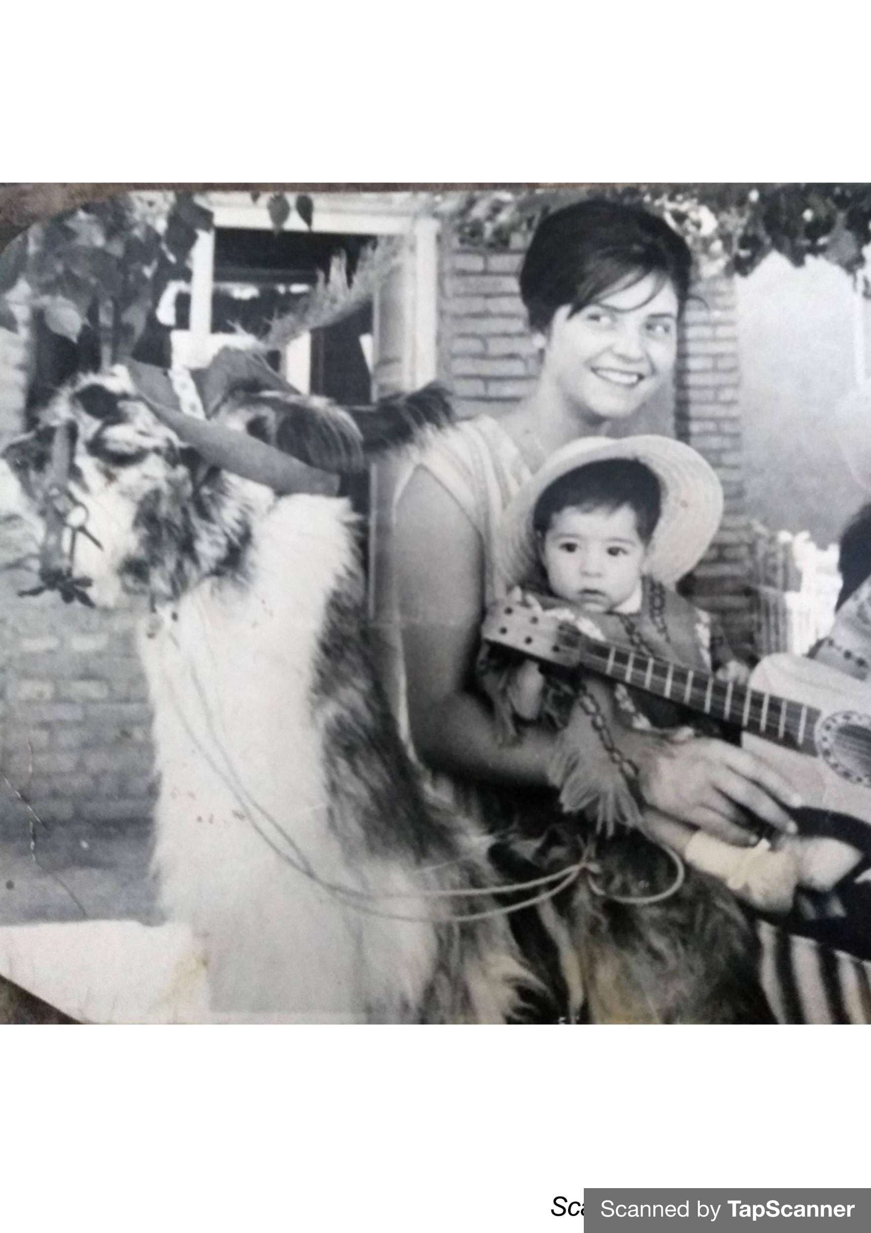 Alejandra Córdoba con 4 meses junto a su madrina Cristina Córdoba.