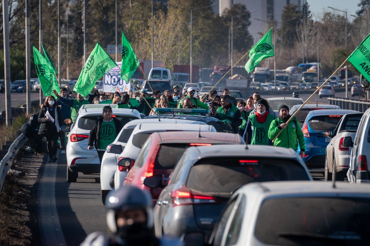 Los gremios SUTE y ATE se manifestaron en distintos puntos de la provincia en reclamo de aumento salarial y pases a planta.

Foto: Ignacio Blanco / Los Andes  