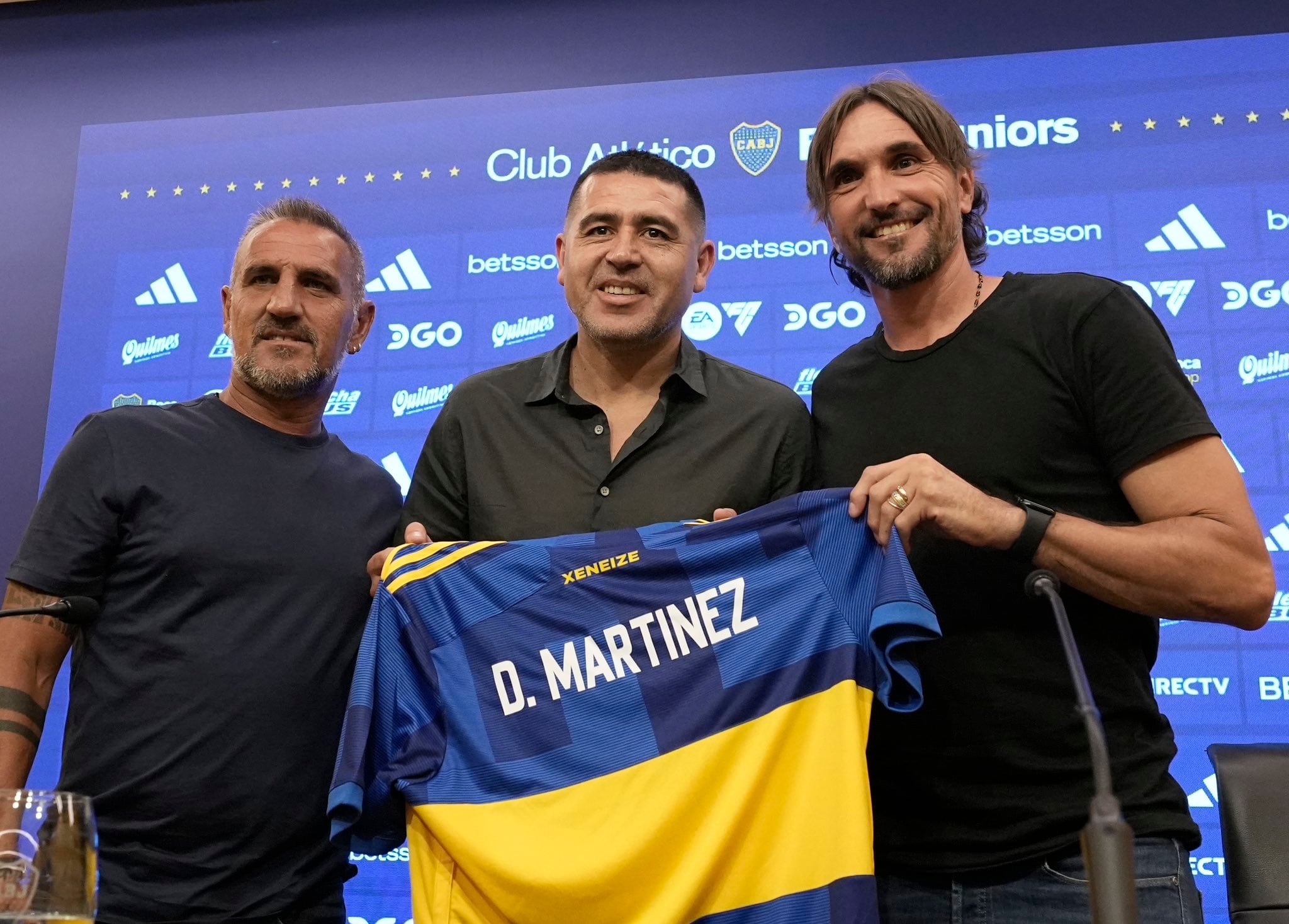 En la presentación oficial de Diego Martínez como DT de Boca le regalaron una camiseta del Xeneize. (@BocaJrsOficial)