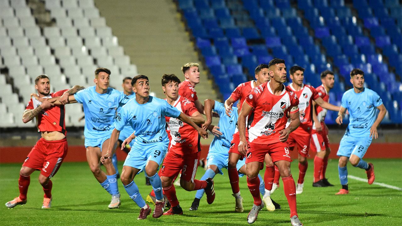 Futbol. El clásico maipucino no fue bien jugado, aunque en ese aspecto el que más quedó en deuda fue Maipú por la jerarquía de su plantel. Foto: Mariana Villa / Los Andes