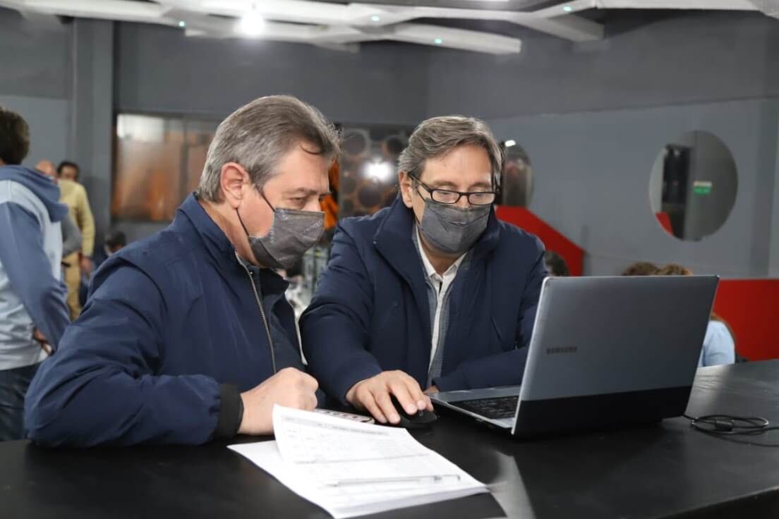 El intendente Emir Félix y su hermano Omar Félix en el búnker siguiendo el escrutinio de las elecciones 2021. Prensa San Rafael