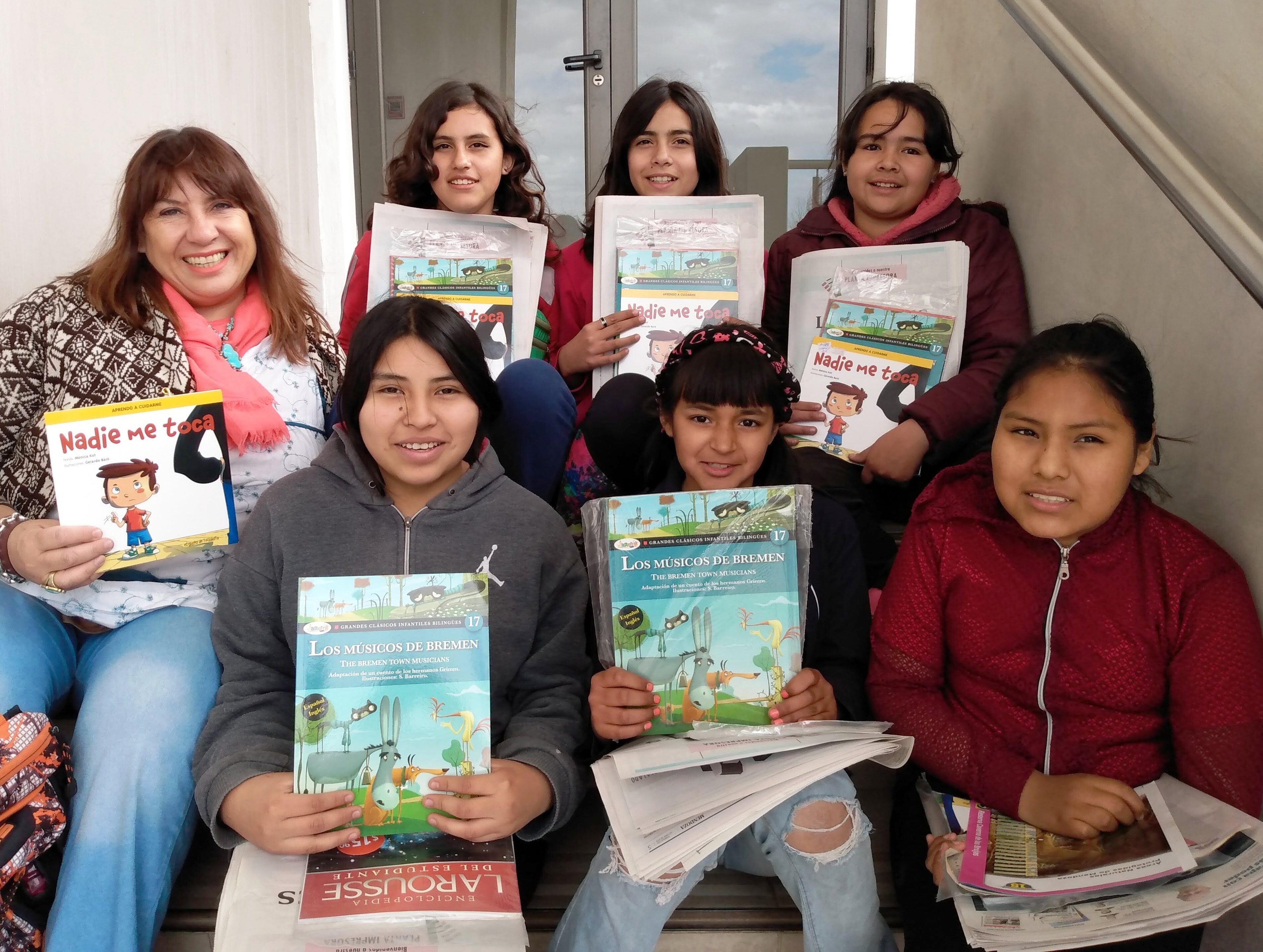 Kiara, Alba, Tatiana, Antonella, Marise y Micaela, acompañadas por su docente, María Fernanda Rubio.

