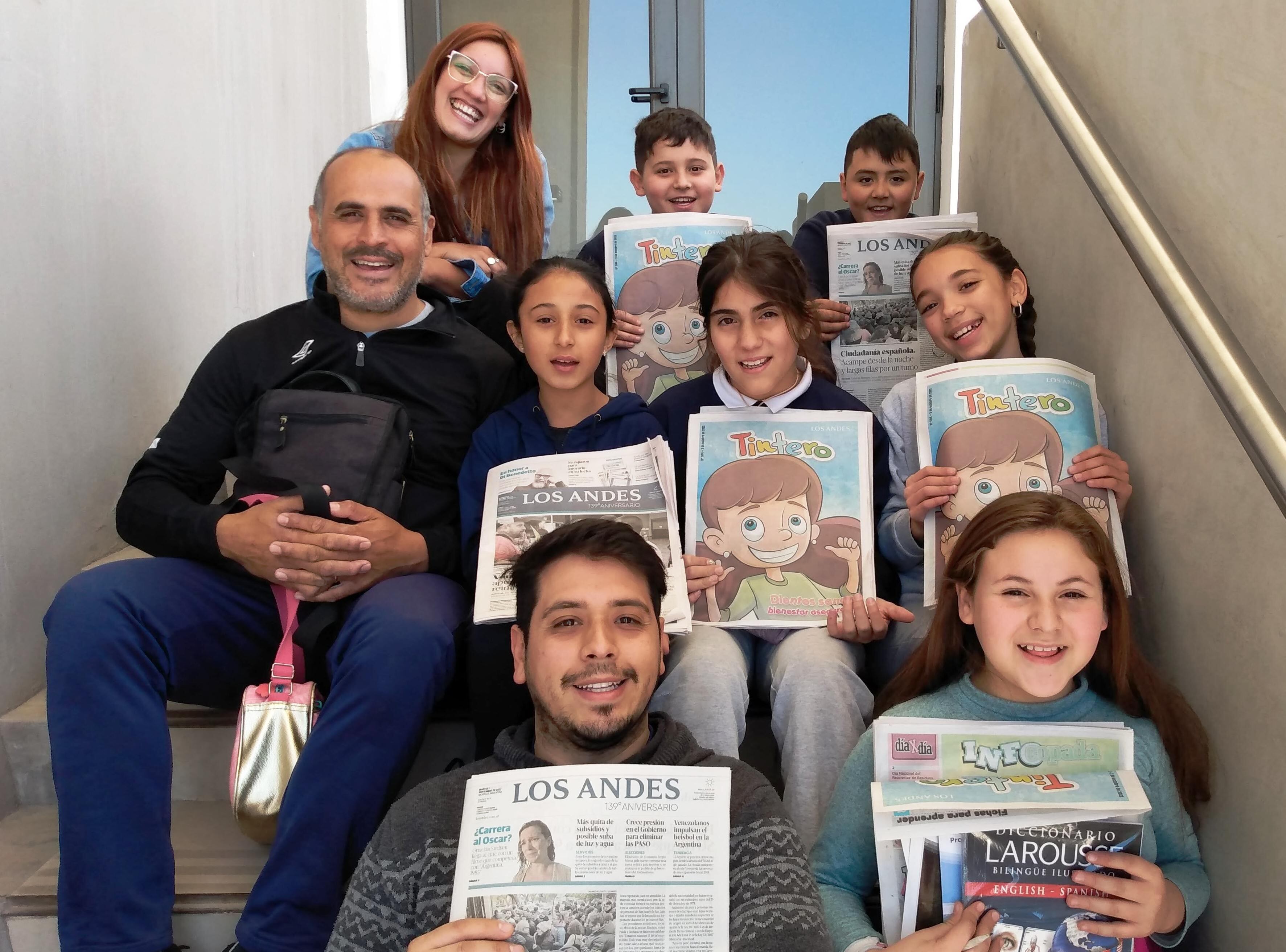 Isabella, Micaela, Anabella, Luca, Uma, Vera y Carlos, acompañados por Cintia Paez y Eliel Navarro-Padula.

