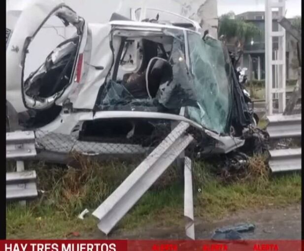 El vehículo quedó totalmente destrozado. Foto: Captura C5N.