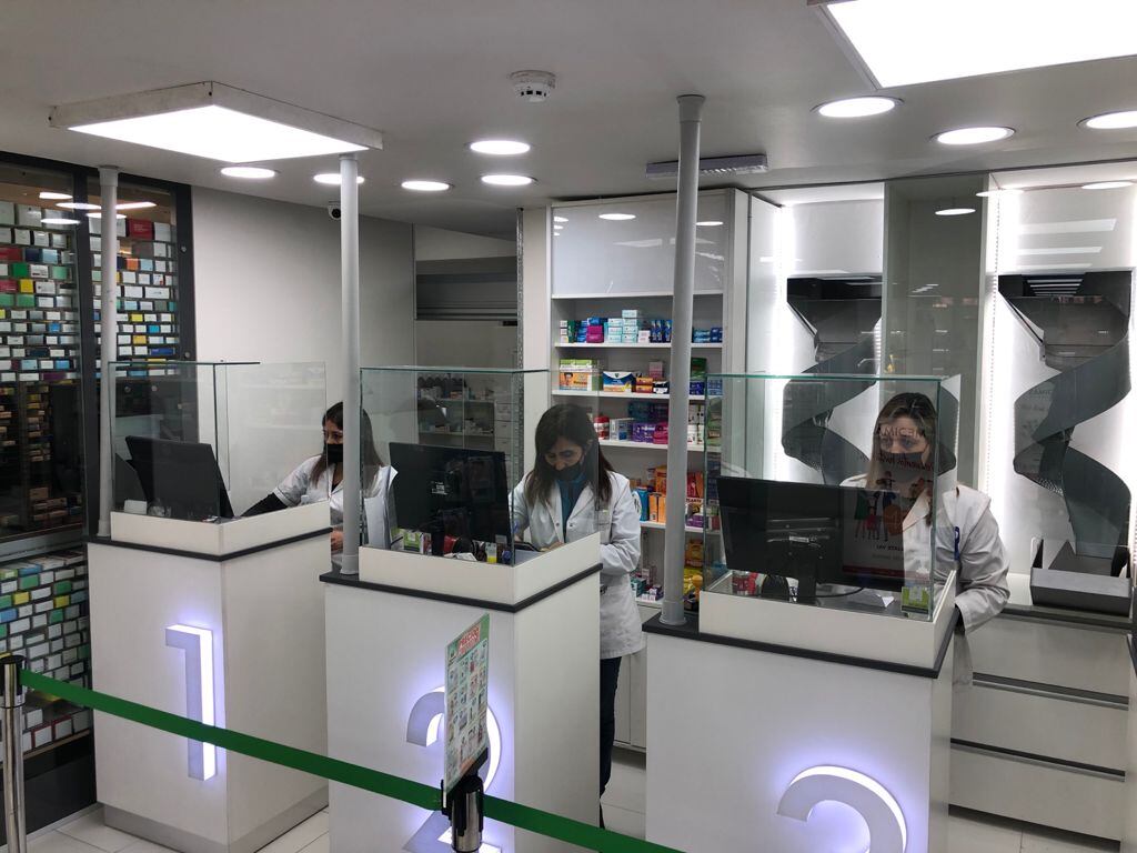 Los farmacéuticos se dedican exclusivamente a la atención y asesoramiento de los clientes. Gentileza